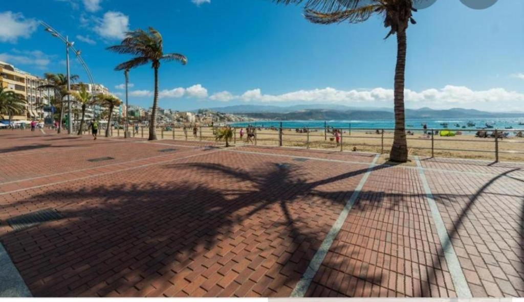 Green Water At The Beach Las Palmas Exterior photo